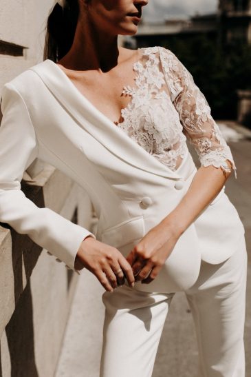 femme avec un smoking de mariée élégant et moderne à Paris