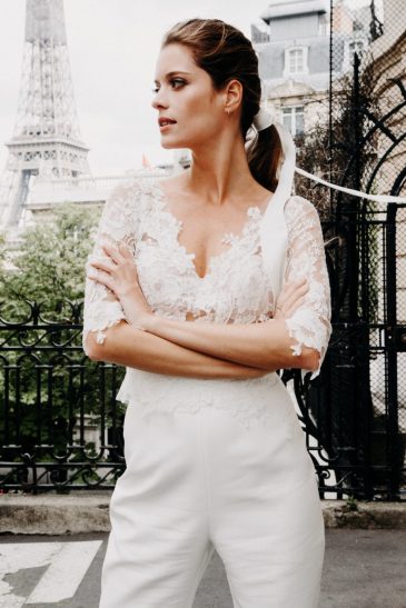 femme avec un smoking de mariée élégant et moderne à Paris