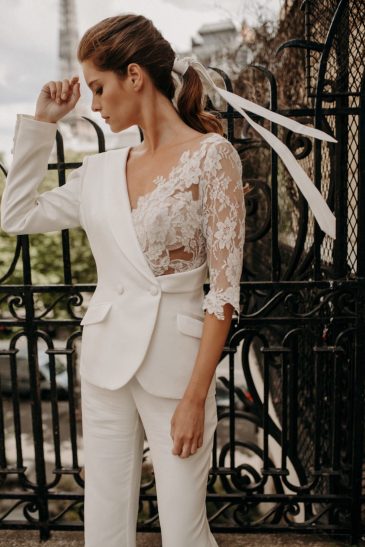 femme avec un smoking de mariée élégant et moderne à Paris