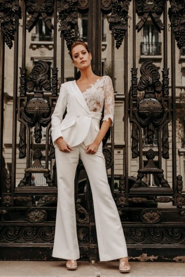 femme avec un smoking de mariée élégant et moderne à Paris