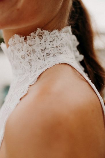 femme dans une robe de mariée courte en dentelle devant la Seine à Paris