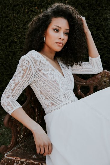 femme avec une robe de mariée bohème chic à manches longues en dentelle de Calais-Caudry