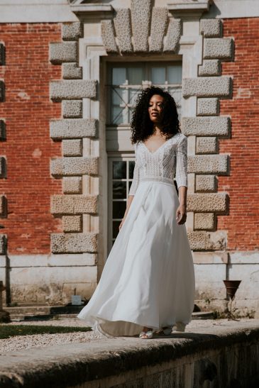 femme avec une robe de mariée bohème chic à manches longues en dentelle de Calais-Caudry