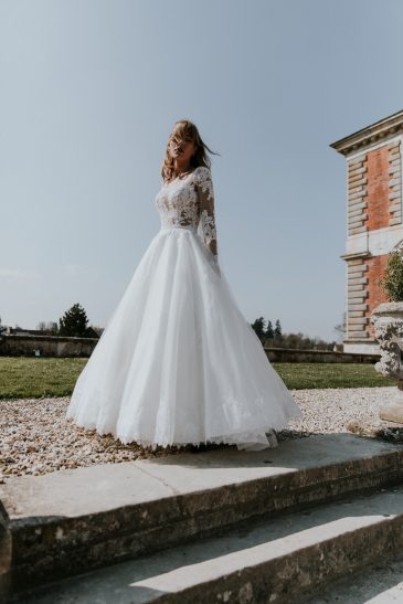 femme dans une robe de mariée princesse et romantique en dentelle dans un château