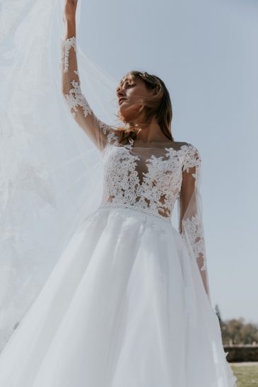 femme dans une robe de mariée princesse et romantique en dentelle dans un château