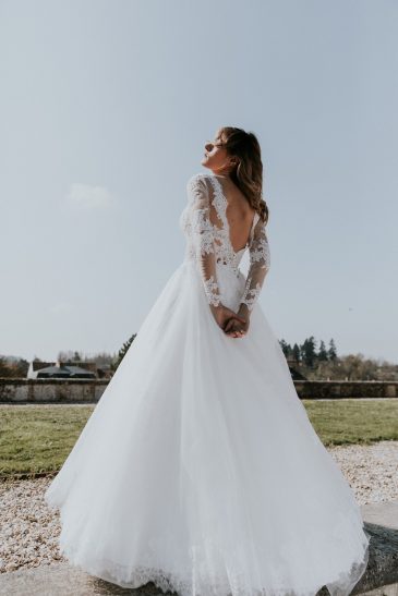 femme dans une robe de mariée princesse et romantique en dentelle dans un château