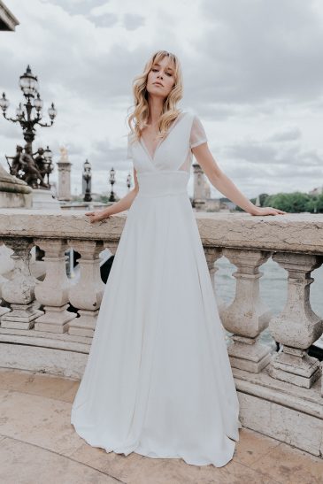 femme dans une robe de mariée épurée et bohème chic à Paris