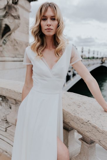 femme dans une robe de mariée épurée et bohème chic à Paris