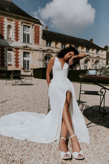 femme avec une robe de mariée glamour dans un château