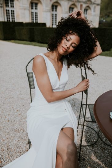 femme avec une robe de mariée glamour dans un château