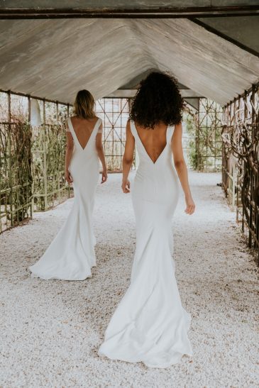 femmes avec des robes de mariée glamour et épurées en crêpe