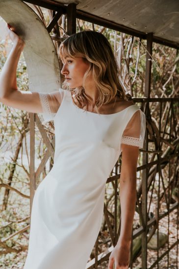 femme avec une robe de mariée glamour et épurée en crêpe