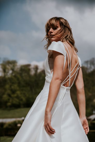 femme avec une robe de mariée princesse en mikado dans un château