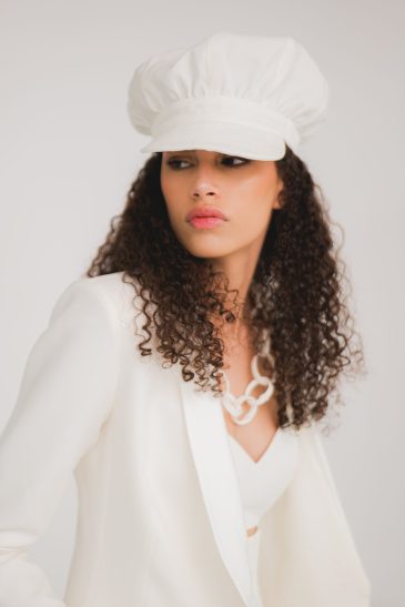 femme dans un ensemble de cérémonie pantalon avec une casquette pour un mariage civil