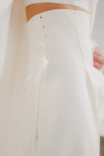 femme dans un ensemble de cérémonie pantalon avec une casquette pour un mariage civil