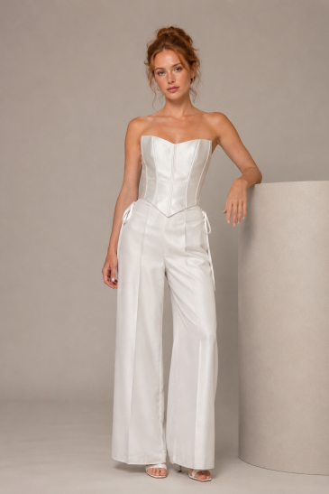 femme avec une tenue de mariage civil pantalon moderne