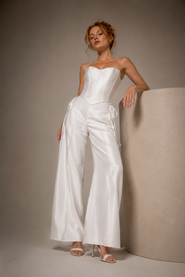 femme avec une tenue de mariage civil pantalon moderne