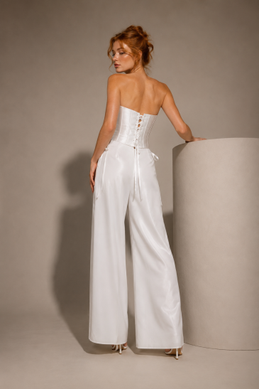 femme avec une tenue de mariage civil pantalon moderne