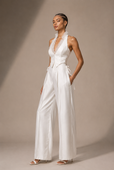 femme avec une tenue de mariage civil pantalon moderne