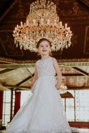 petite fille dans une robe de cérémonie enfant princesse brillante