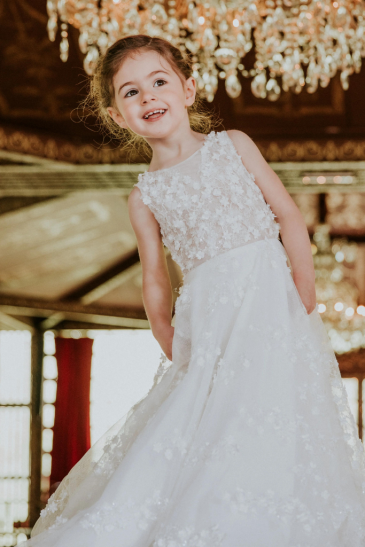 petite fille dans une robe de cérémonie enfant princesse brillante