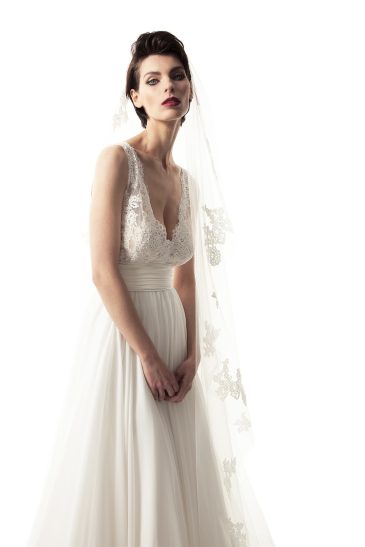 femme avec une robe de mariée bohème chic en dentelle et en mousseline