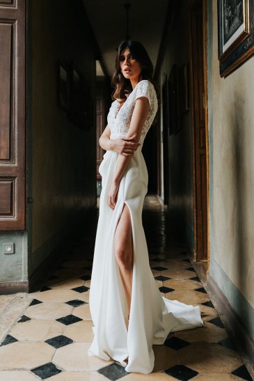 femme avec une robe de mariée bohème chic et glamour