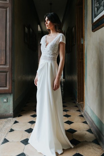 femme avec une robe de mariée bohème chic et glamour