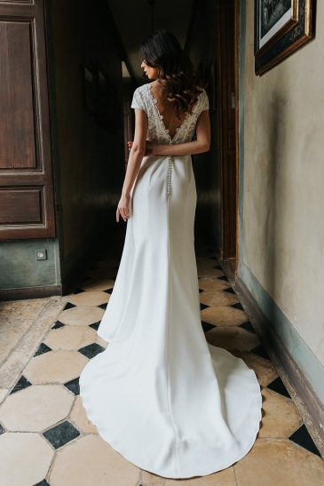 femme avec une robe de mariée bohème chic et glamour