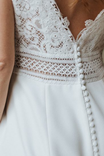 femme avec une robe de mariée bohème chic et glamour