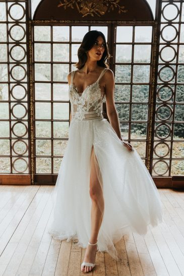 femme dans une robe de mariée glamour et brillante dans un château