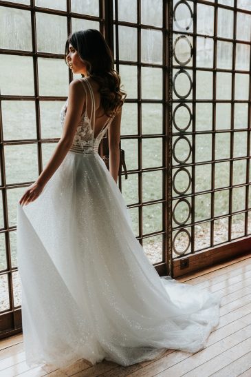 femme dans une robe de mariée glamour et brillante dans un château