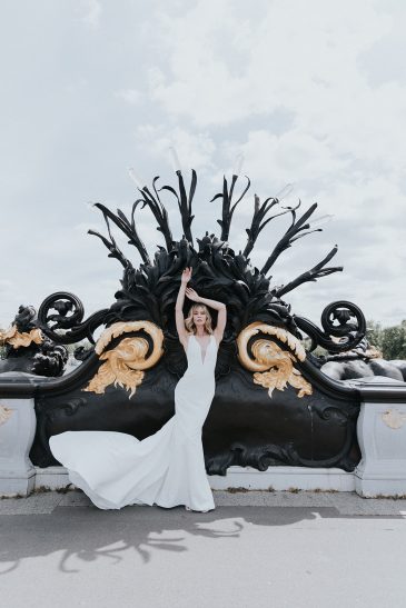 femme dans une robe de mariée sirène et épurée à Paris