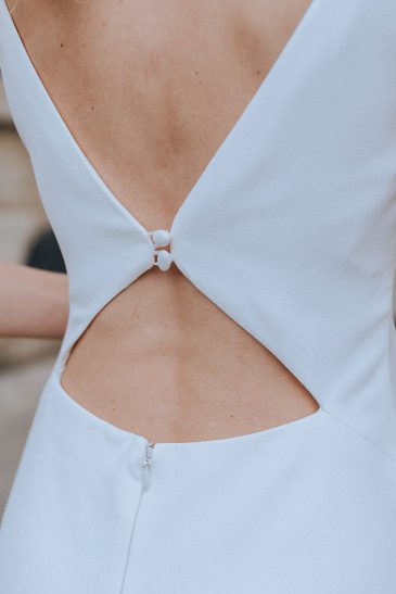 femme dans une combinaison de mariée à Paris