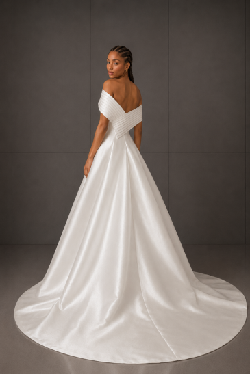 femme dans une robe de mariée princesse élégante en mikado avec un col assorti