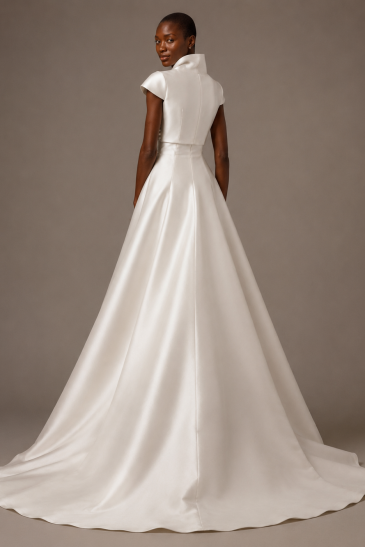 femme dans une robe de mariée princesse élégante en mikado avec un boléro assorti