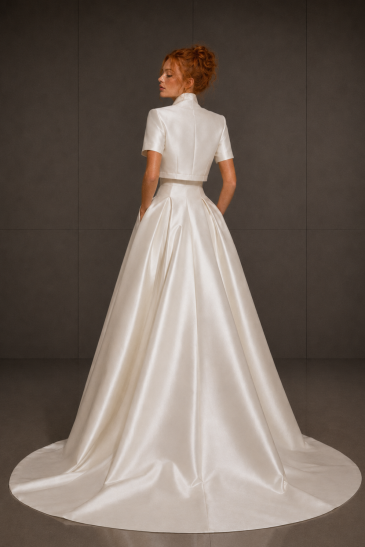 femme dans une robe de mariée princesse élégante en mikado avec un boléro assorti