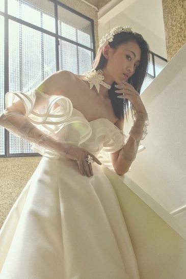 femme habillée d'une robe de mariée élégante et raffinée agrémenté d'un col à volant