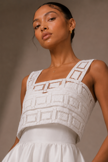femme dans une robe de mariée courte avec un top moderne