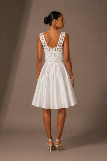 femme dans une robe de mariée courte avec un top moderne
