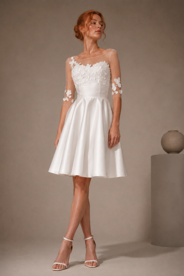 femme dans une robe de mariée courte avec un top à fleurs