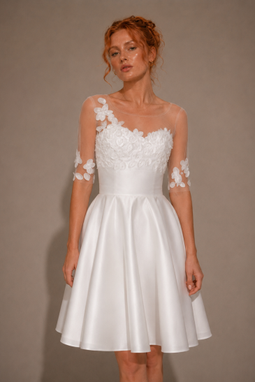 femme dans une robe de mariée courte avec un top à fleurs