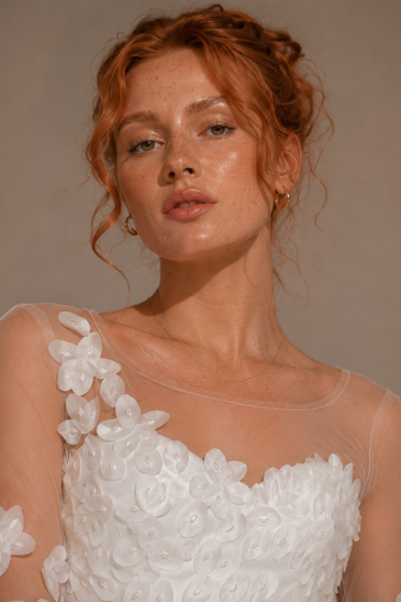 femme dans une robe de mariée courte avec un top à fleurs