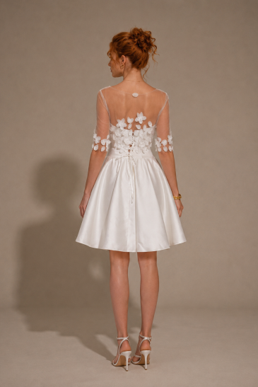 femme dans une robe de mariée courte avec un top à fleurs