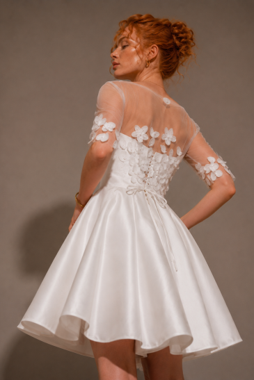 femme dans une robe de mariée courte avec un top à fleurs