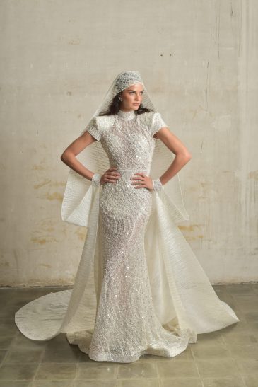 femme habillée d'une robe de sirène glamour manches courtes avec une étole brillante