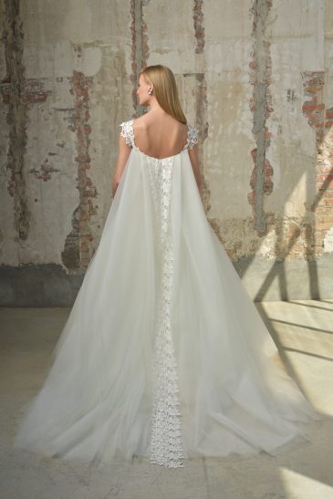 femme dans une robe de mariée princesse romantique en tulle et en dentelle à traîne