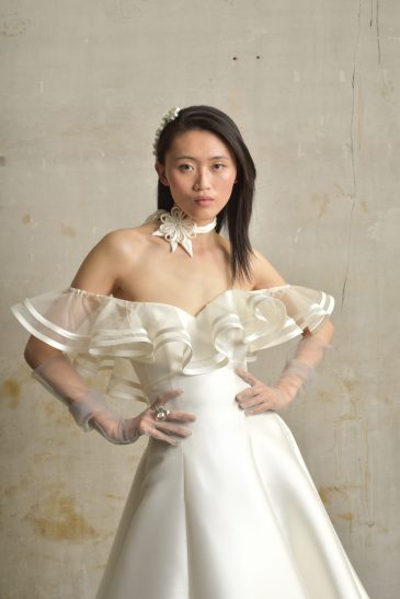 femme dans une robe de mariée princesse en mikado dans un studio