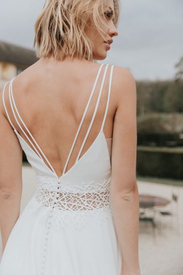 femme avec une robe de mariée fluide et épurée dans un château