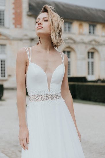 femme avec une robe de mariée fluide et épurée dans un château